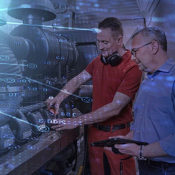 Zwei Personen prüfen in einem Technikraum industrielle Anlagen, während digitale Grafikelemente und Datenvisualisierungen über das Bild gelegt sind.