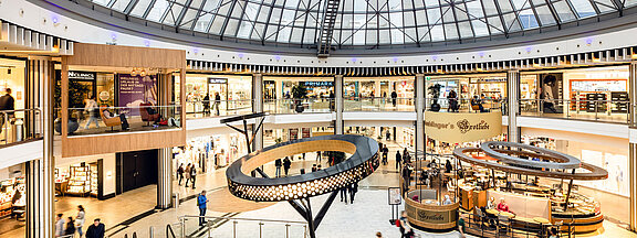 Ein Shopping-Center von innen mit großer Glaskuppel