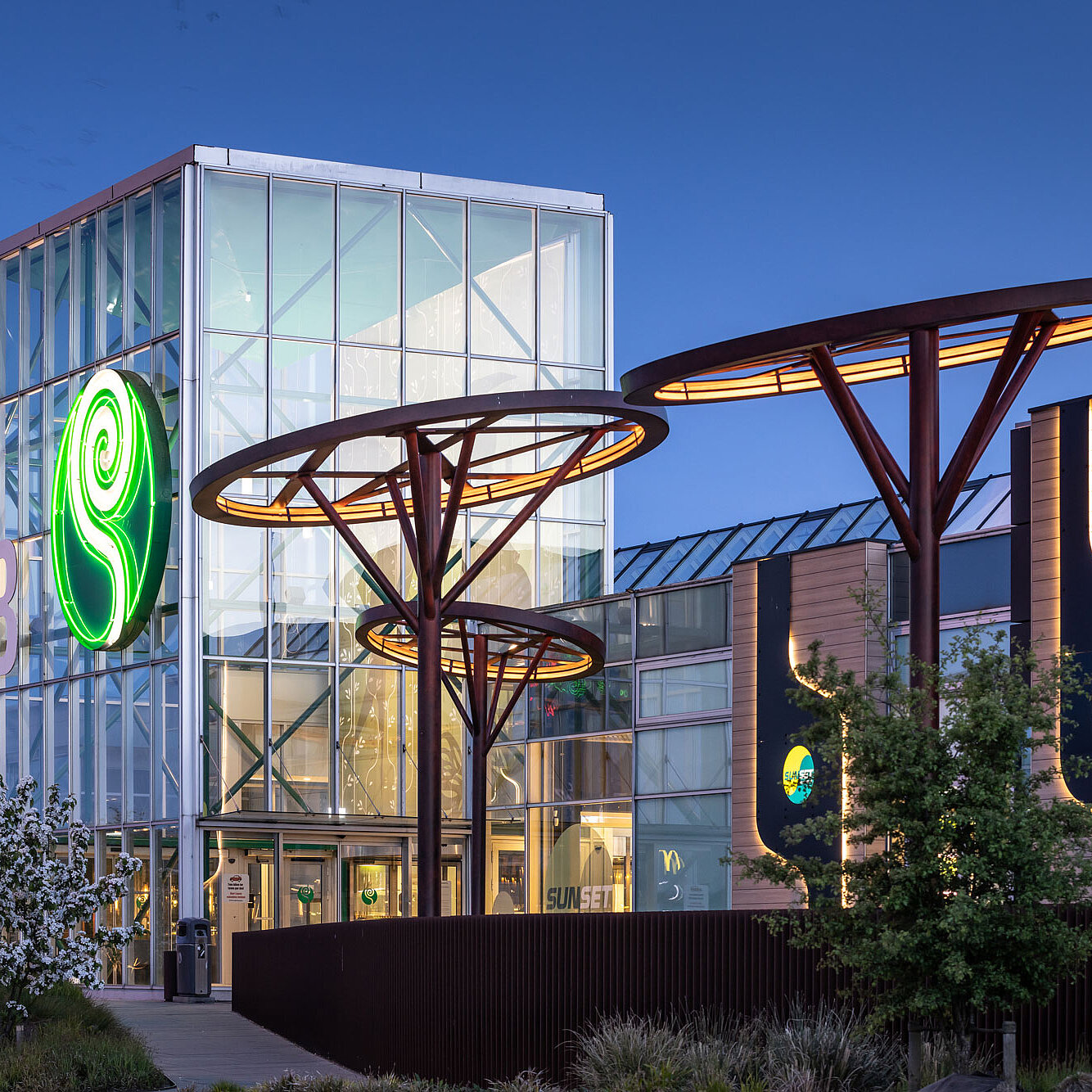 Außenansicht des beleuchteten Shopping-Centers Rosengardcentret in Odense, Dänemark 