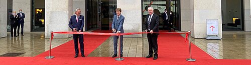 Symbolischer Banddurchschnitt am BER (v.l.: Claus-Dieter Jandel (Steigenberger), Engelbert Lütke Daldrup (BER) und Andreas Mattner (ECE); (Quelle: ECE)