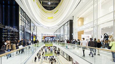 Ziyaretçilerle dolu canlı bir alışveriş merkezi