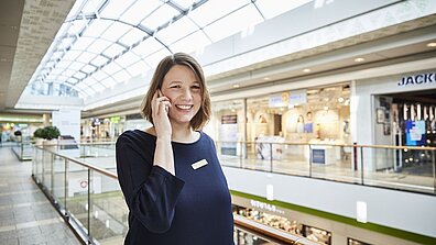 Im Bild ist eine Centermanagerin zu sehen, die telefoniert.