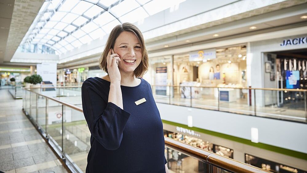 Im Bild ist eine Centermanagerin zu sehen, die telefoniert.