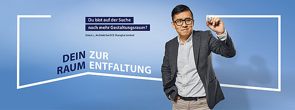 Ein Mann vor einem blauem Hintergrund zieht einen Rahmen, der die Worte "Creating space. Inspiring people. Wir geben dir Raum, Menschen zu inspirieren. Finde deinen Platz bei uns. Dein Raum zur Entfaltung." umschließt.