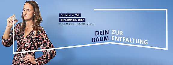 Eine Frau vor einem blauem Hintergrund zieht einen Rahmen, der die Worte "Creating space. Inspiring people. Wir geben dir Raum, Menschen zu inspirieren. Finde deinen Platz bei uns. Dein Raum zur Entfaltung." umschließt.