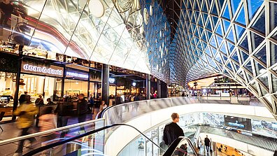 Innenansicht eines Shopping-Centers in Frankfurt mit beeindruckenden Glas-Elementen als Decke