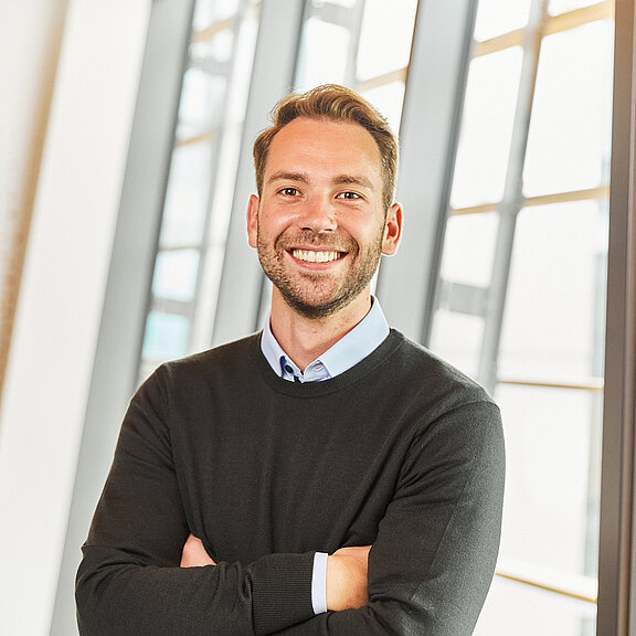 Portrait of Yannick Friedrich, smiling friendly into the camera.