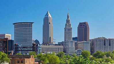 Die Skyline von Cleveland, Ohio, mit Hochhausgebäuden und Bäumen in den USA