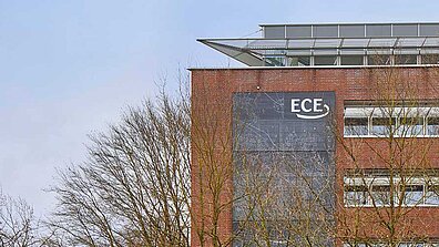 Die Fassade eines Gebäudes ist teilweise mit dem textilen Luftschutzfilter mit ECE-Logo versehen.