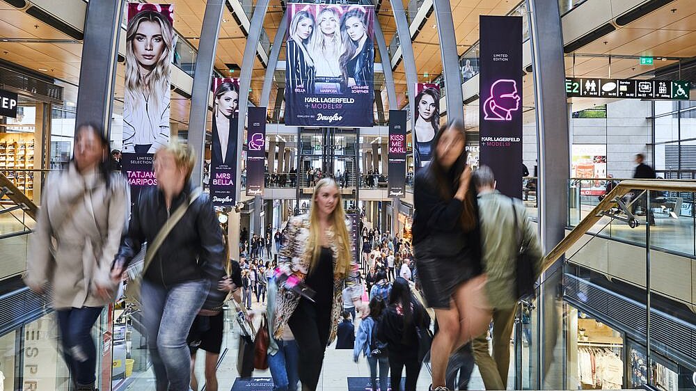 Ein Einkaufszentrum von innen mit vielen Menschen