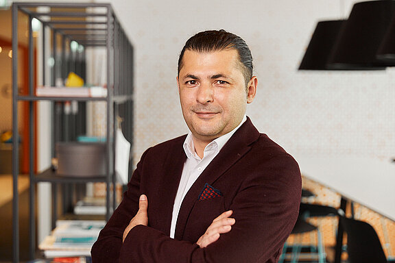 Portrait of Burak Dalgin, smiling friendly into the camera.