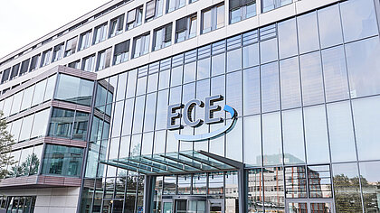 Fassade eines ECE-Gebäudes mit großen Fenstern