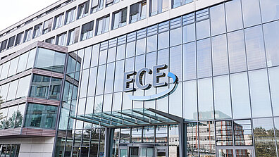 Fassade eines ECE-Gebäudes mit großen Fenstern