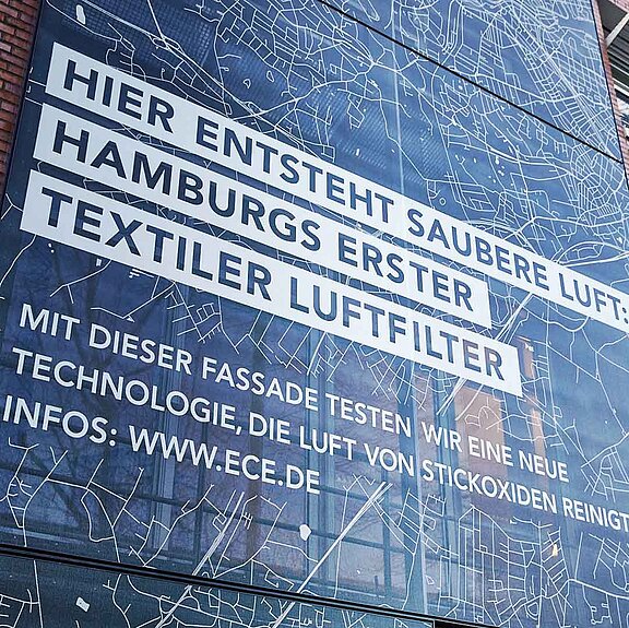 Eine Zusammenstellung aus zwei Fotos: Rechts ist ein ECE-Gebäude zu sehen. Links ist ein textiler Luftfilter an einer Hauswand abgelichtet.