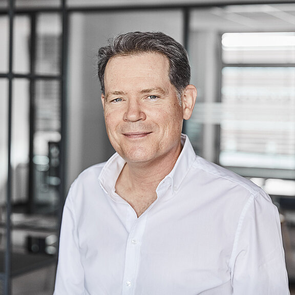 Portrait of Sven Schwotzer, looking friendly into the camera.