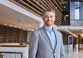 Jan Lorenz befindet sich in der Hauptzentrale der ECE und lächelt freundlich in die Kamera.