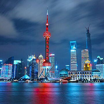 Beleuchtete Skyline von Shanghai im Dunkeln