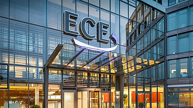 Blick auf die große Glasfassade der ECE-Hauptzentrale in Hamburg.