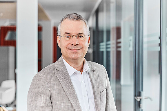 Portrait of Tamas Turi, smiling friendly into the camera.