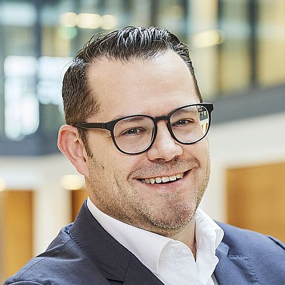 Portrait of Peter Schmidt, smiling friendly into the camera.