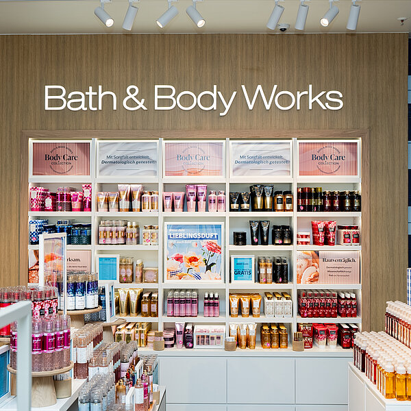 Blick in ein Regal mit diversen Kosmetik- und Beautyartikel.