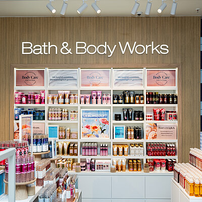 Blick in ein Regal mit diversen Kosmetik- und Beautyartikel.