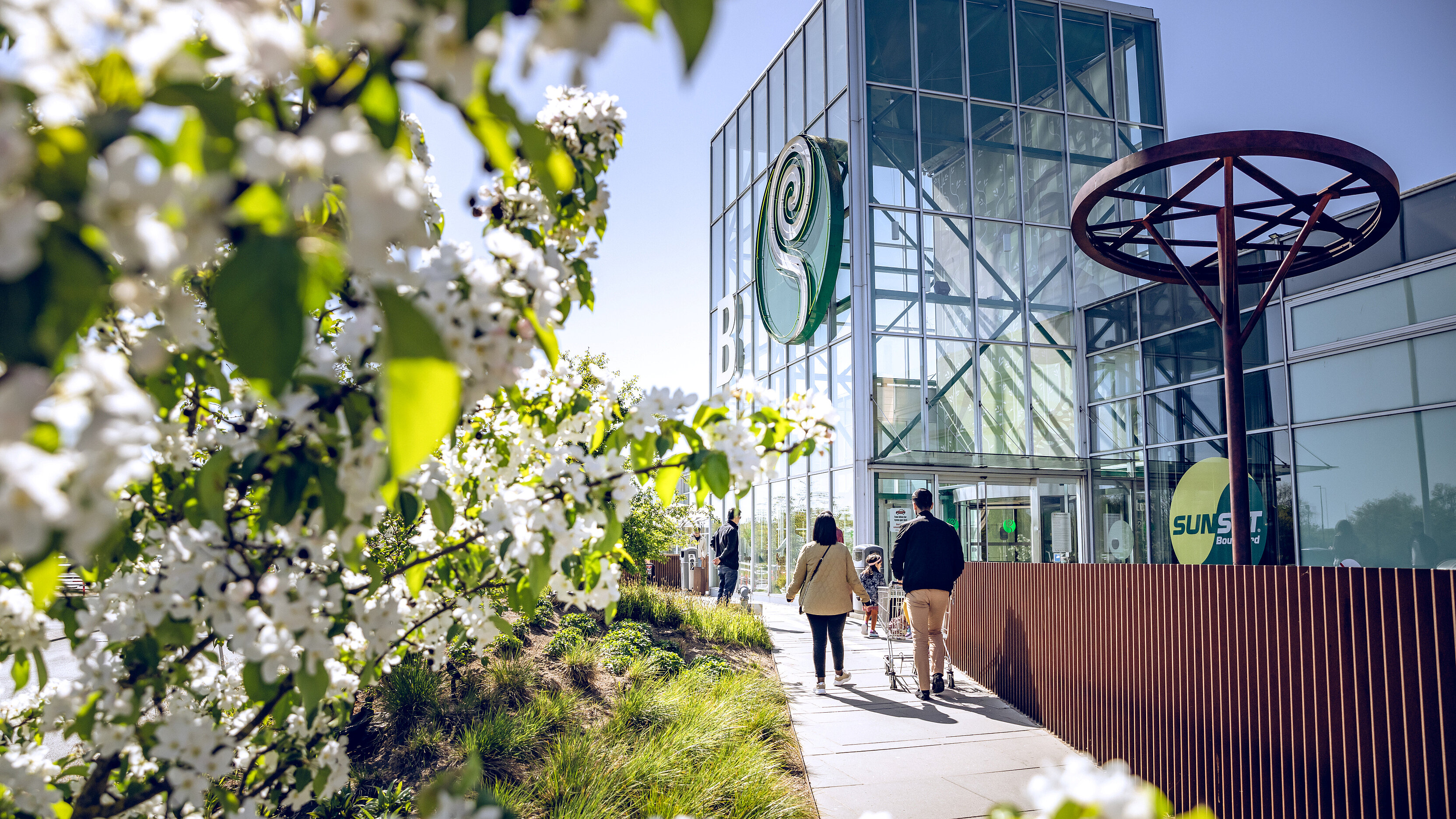 Fußgängerweg mit Personen, die in die Richtung des Eingangs eines Shopping-Centers in Dänemark gehen
