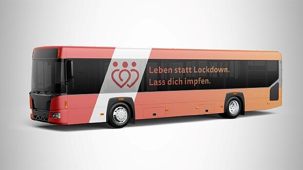 Ein roter Bus mit der Aufschrift &quot;Leben statt Lockdown. Lass dich impfen.&quot;