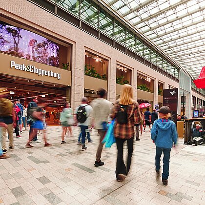 Die Ladenstraße eines rege besuchten Einkaufzentrums.