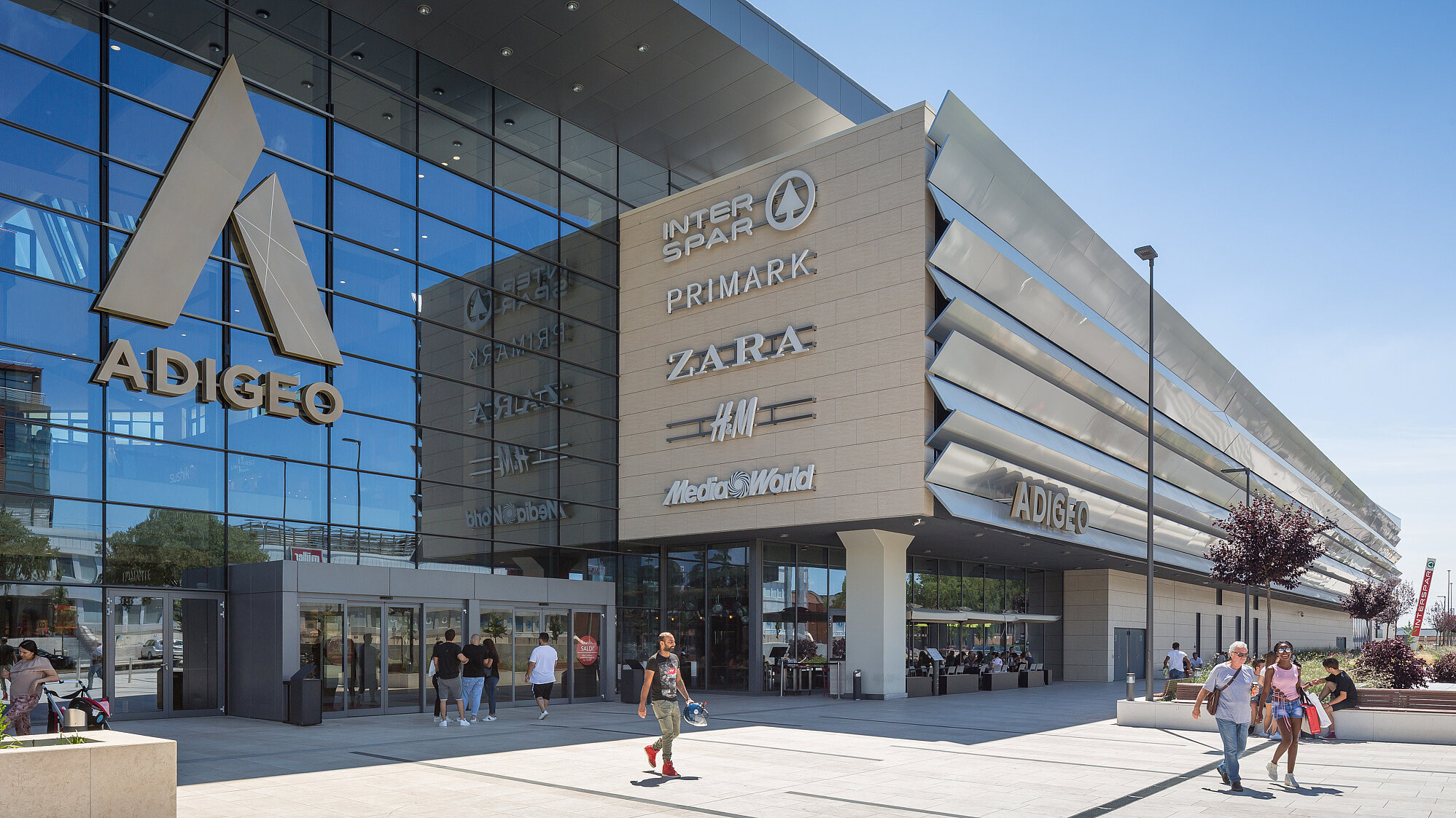 Die externe Ansicht auf das italienische Einkaufszentrum Adigeo.