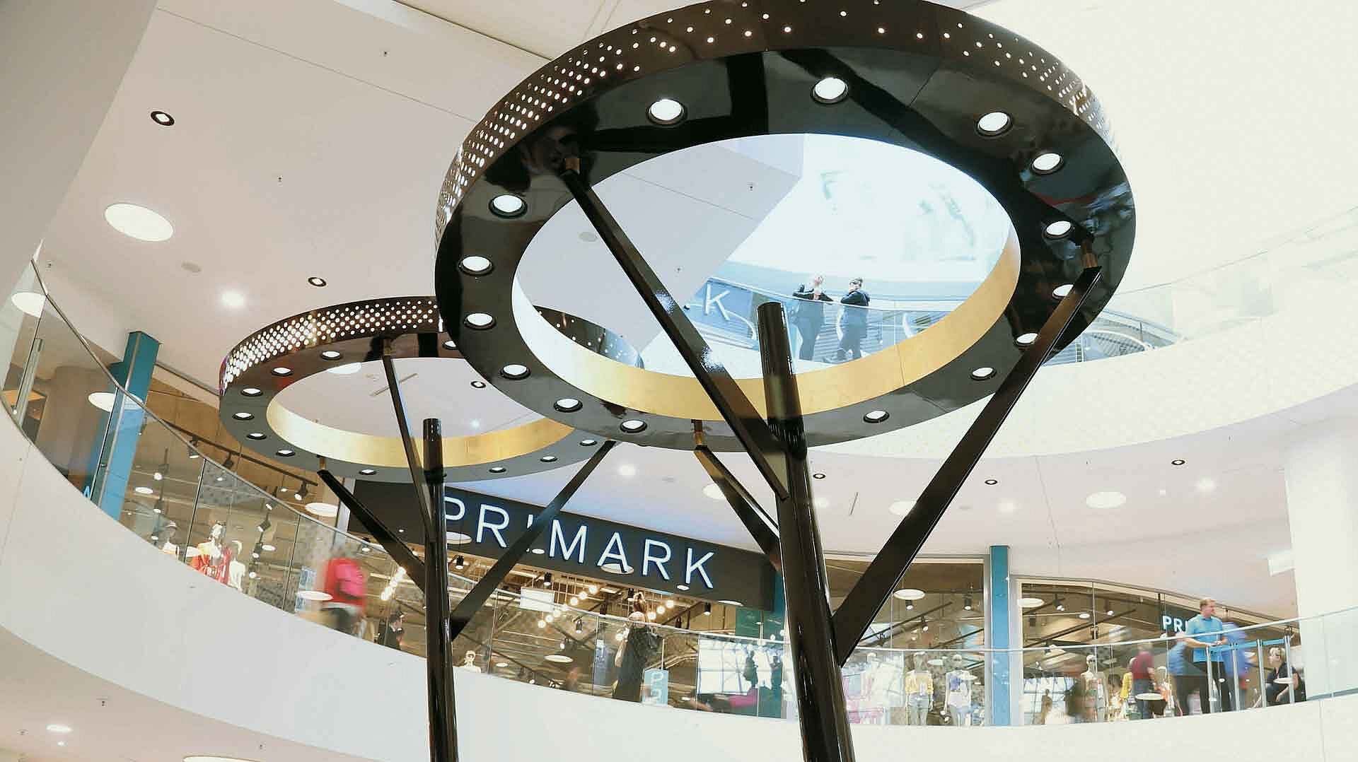 Innenansicht eines Shopping-Centers mit großen schwarzen Lampen