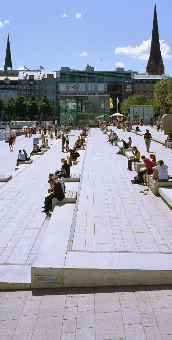 Hamburg's Jungfernstieg with many people