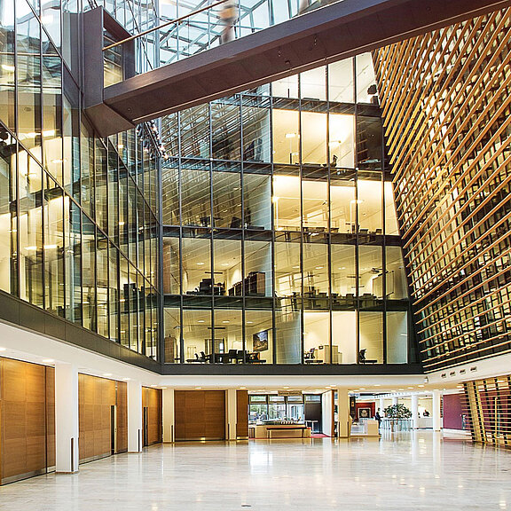 Blick in eine große Halle mit großen Glasfenstern in einem ECE-Bürogebäude