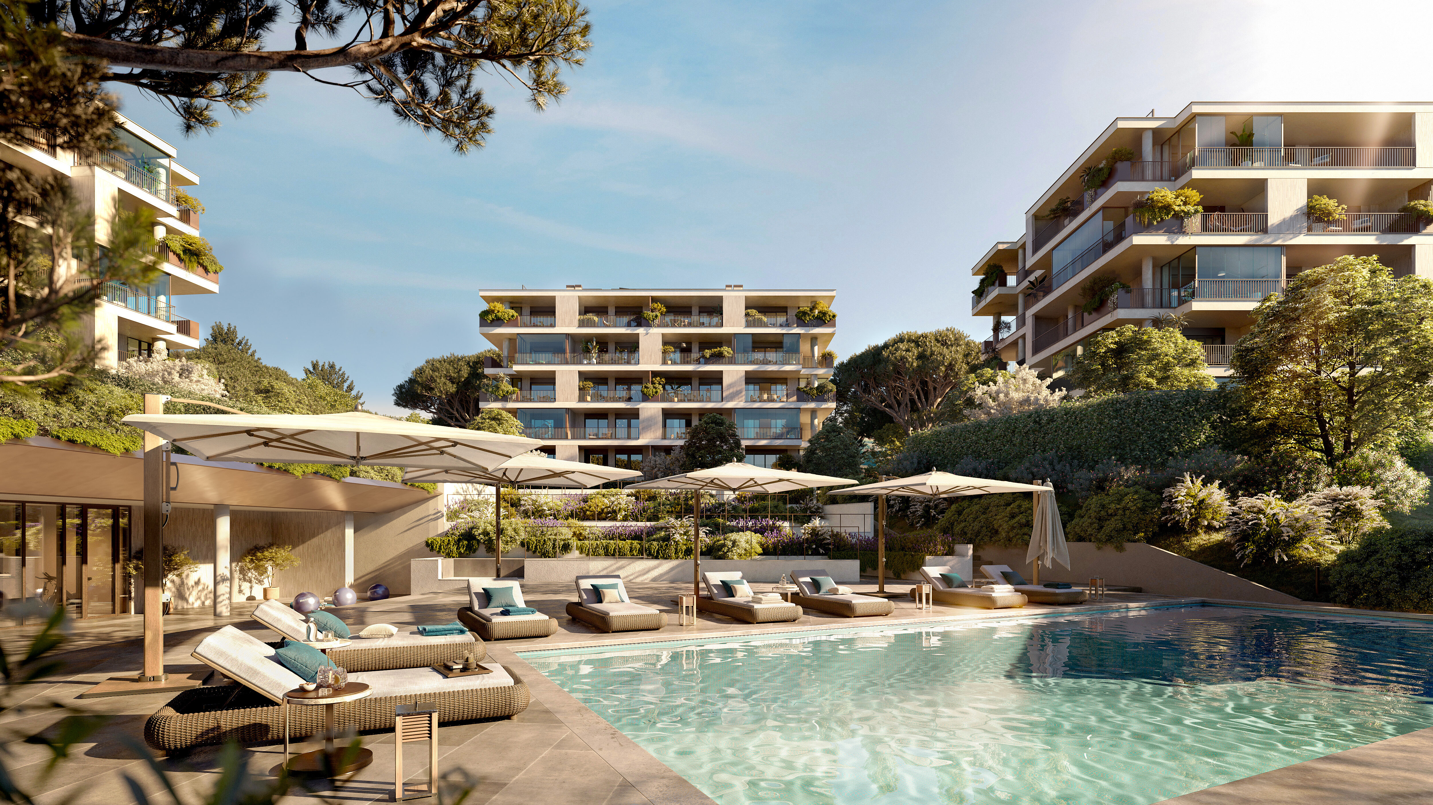 Blick auf einen modernen Außenbereich eines Wohnquartiers umgeben von Bäumen und mit Blick auf einen Pool und Liegestühlen.