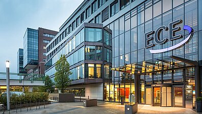 Blick auf das Hauptgebäude der ECE mit großer Glasfassade
