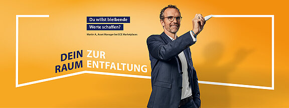 Ein Mann vor einem orangenem Hintergrund zieht einen Rahmen, der die Worte "Creating space. Inspiring people. Wir geben dir Raum, Menschen zu inspirieren. Finde deinen Platz bei uns. Dein Raum zur Entfaltung." umschließt.