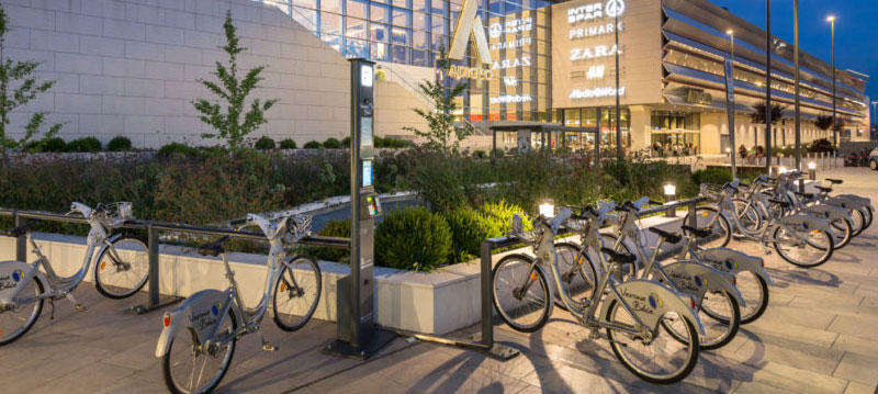 Nachhaltige Mobilität, Fahrradstation vor Adiego